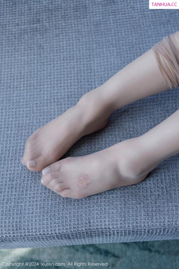   [XiuRen]高清写真图 2024.01.08 No.7925 圆儿 清纯美腿第36张图片